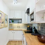 The Goodge Street Place - Bright 2Bdr Flat
